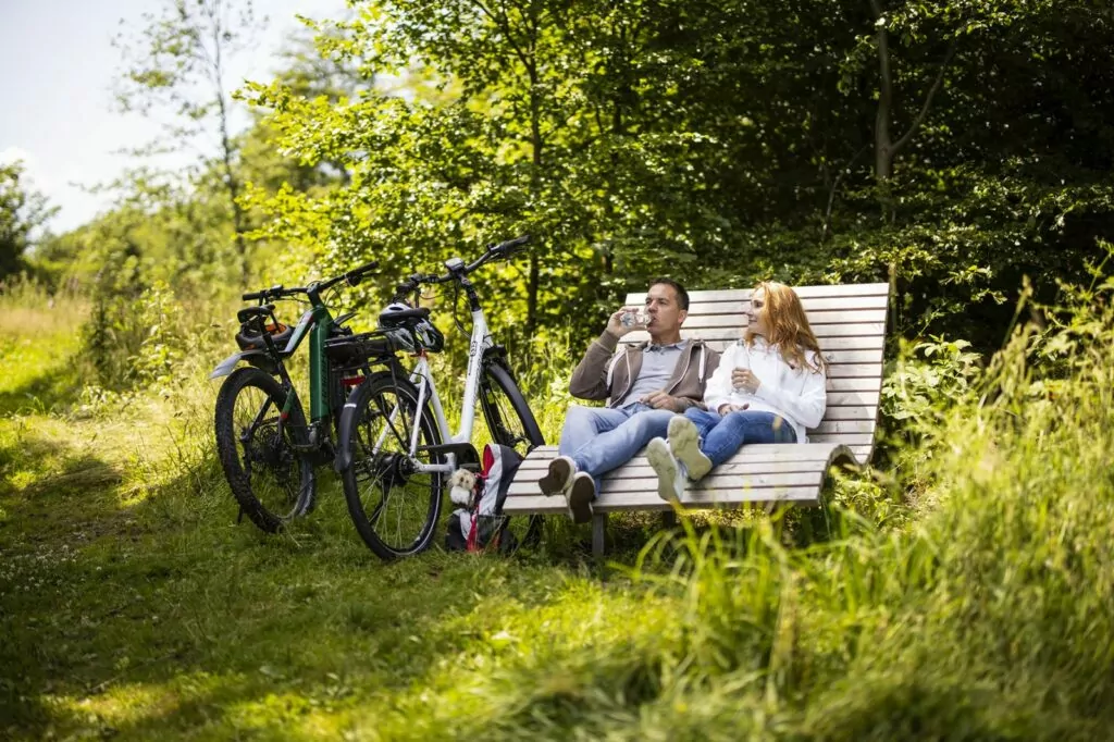 Paar auf einer Waldliege für eine Radfahr-Pause